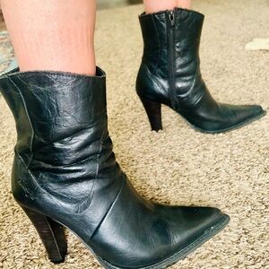 Destroy Black Leather Pointed-Toe Side Zip Stacked Heel Boots. Size 39/ i8.5